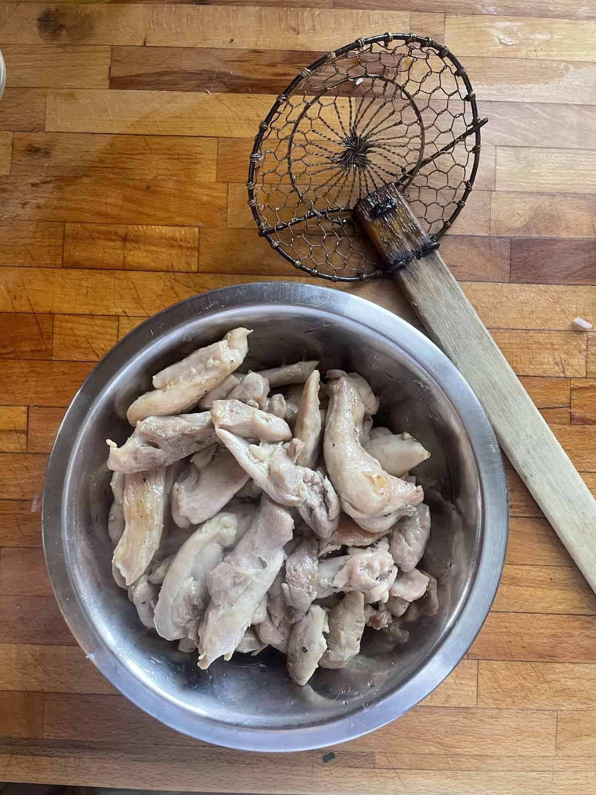 Cooked chicken reserved in a bowl