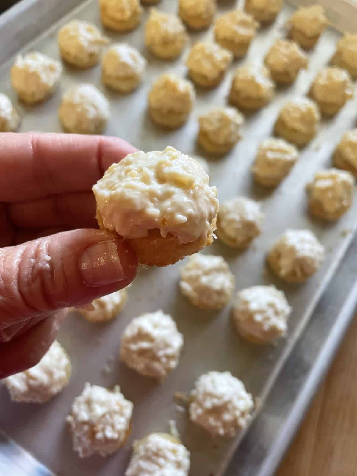 topping bread rounds