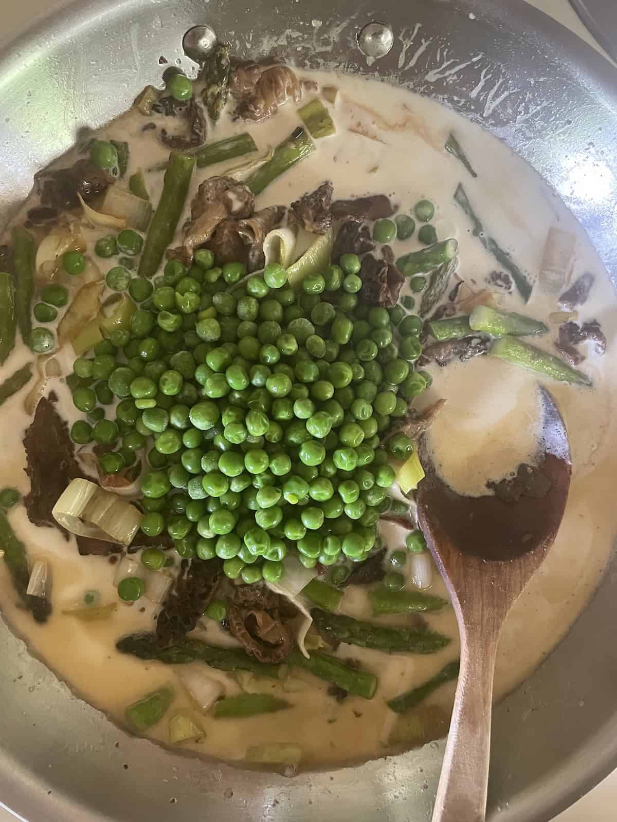 add broth, cream and peas