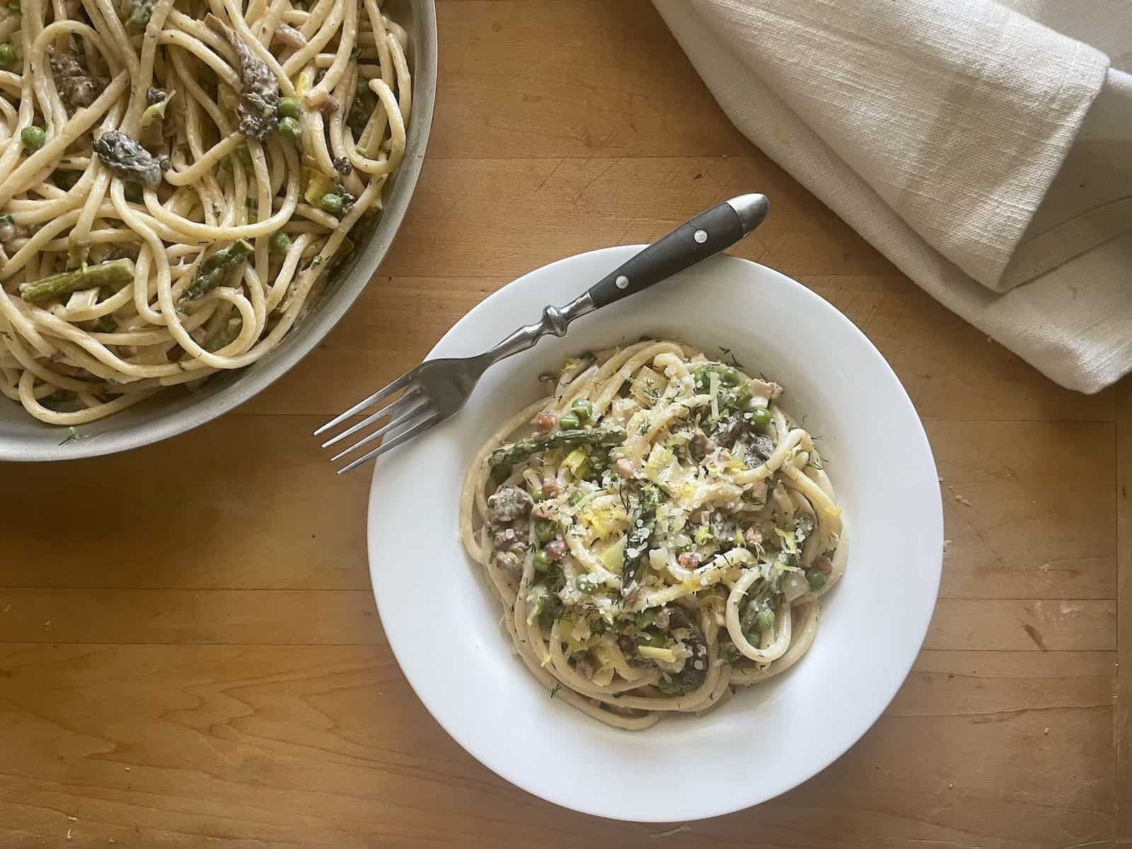 Spring pasta with mushrooms, asparagus and leeks