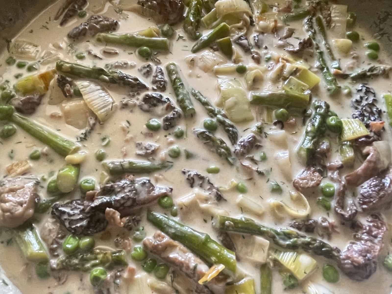 Spring pasta with mushrooms, asparagus and leeks
