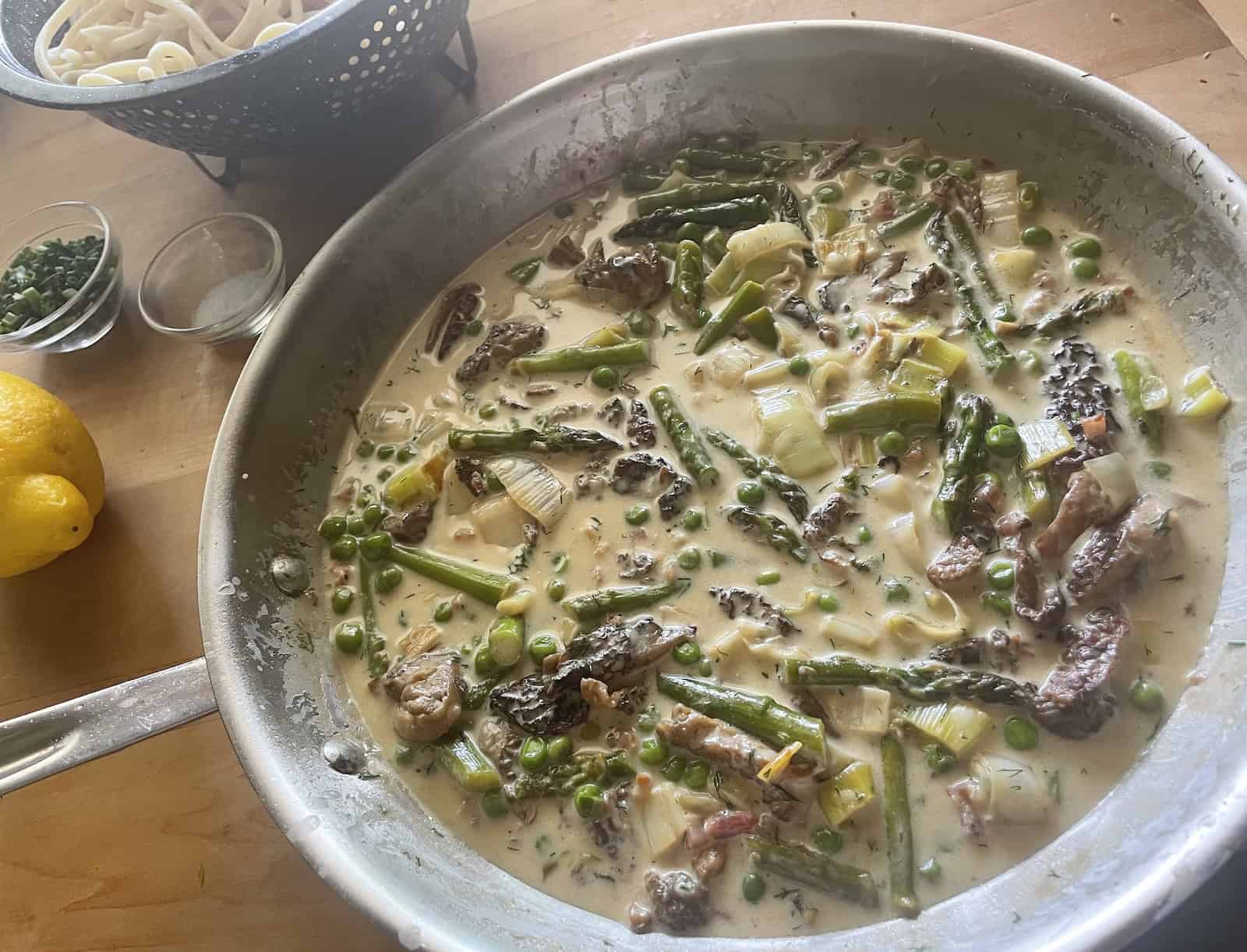 Spring pasta with mushrooms, asparagus and leeks