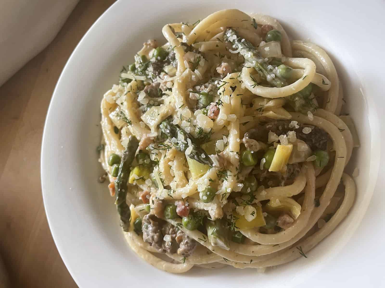 Spring pasta with mushrooms, asparagus and leeks