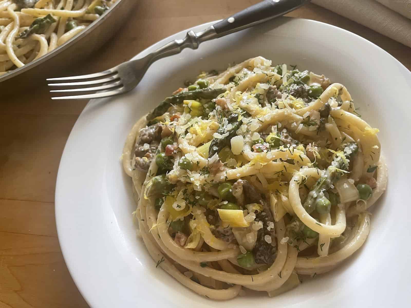 Spring pasta with mushrooms, asparagus and leeks