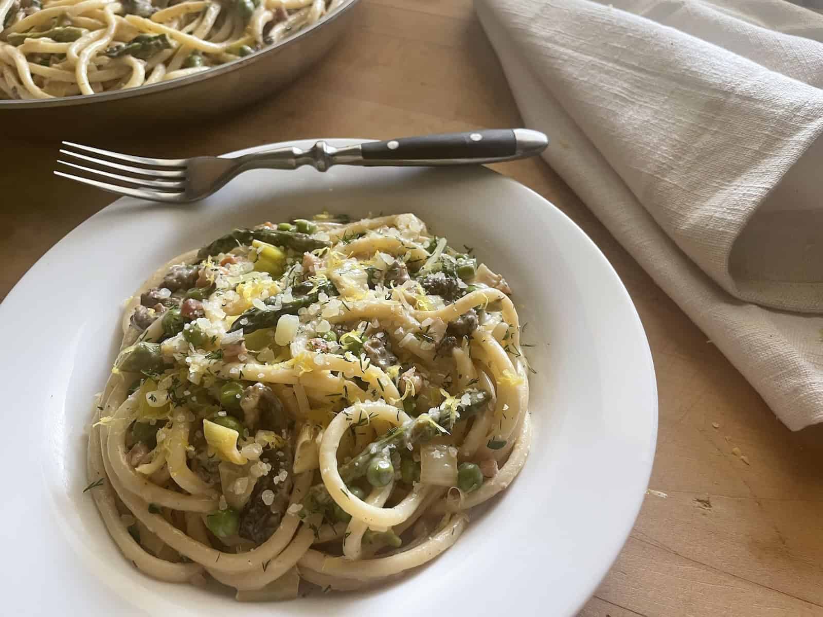 Spring pasta with mushrooms, asparagus and leeks